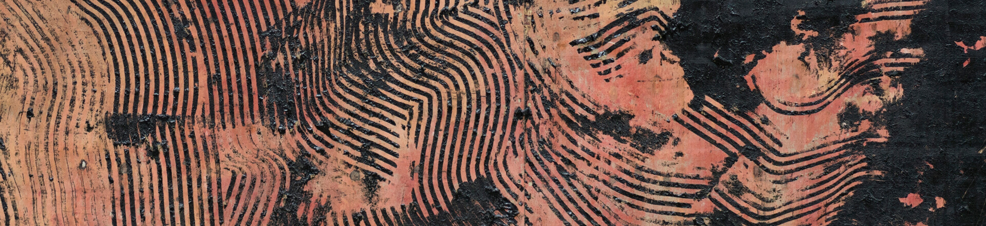 Kunstwerk aus Asphalt mit schwarzen Linien auf rötlichem Hintergrund ähnlich eines Fingerabdrucks von Albert Scopin